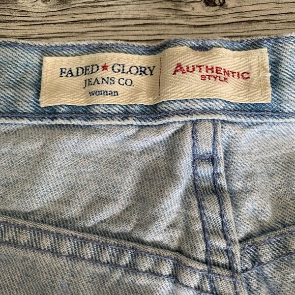 Vintage High Rise Embroidered Waistband Light Wash Frayed Hem Jean Shorts - Picture 6 of 13